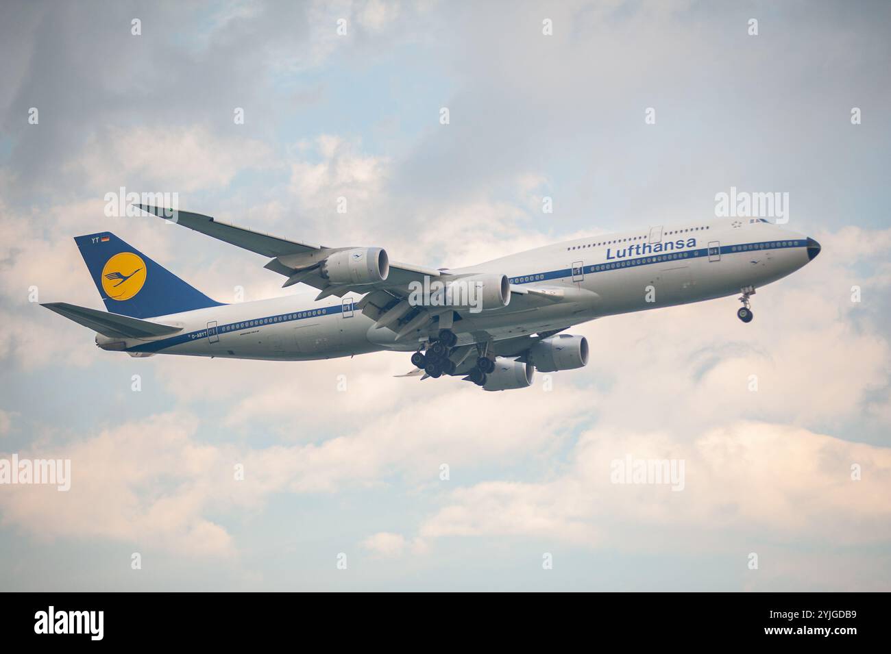 22.10.2024, Singapore, Repubblica di Singapore, Asia - Un aereo passeggeri Lufthansa Boeing 747-8 Jumbo Jet dipinto in livrea retrò anni '1970. Foto Stock