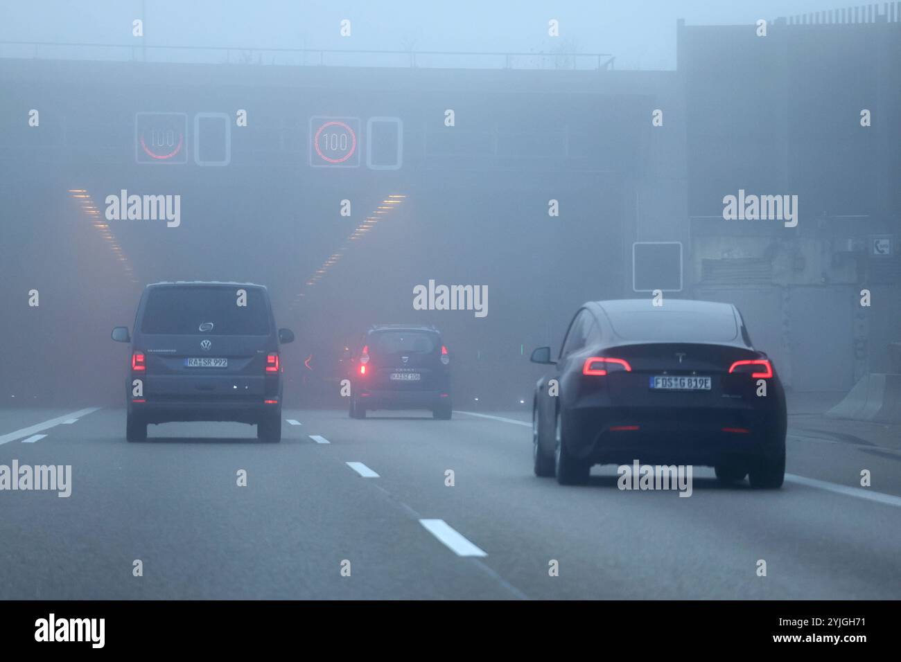 10.11.2024, Gruibingen, Baden-Wuerttemberg, GER - Nebel auf der A8 a Richtung Osten. A 8, A8, Abstand, Alltag, aussen, Aussenaufnahme, Autobahn, Autos, Autoverkehr, BAB 8, Baden-Wuerttemberg, beeintraechtigt, Beeintraechtigung, Bremsweg, deutsch, Deutschland, diesig, dunstig, Europa, europaeisch, Fahrbahn, Fahrzeuge, gefaehrlich, Gefahr, Gesellschaft, Gruibingen, Herbst, Jahreszeit, Kfz, Kraftfahrzeuge, Mindestabstand, Nebel, nebelig, neblig, Personenkraftwagen, PKW, QF, Querformat, schlechte Sicht, Sicherheit, Sicherheitsabstand, Sichtbehinderung, Sichtweite, Strasse, Strassenszene, Strassen Foto Stock