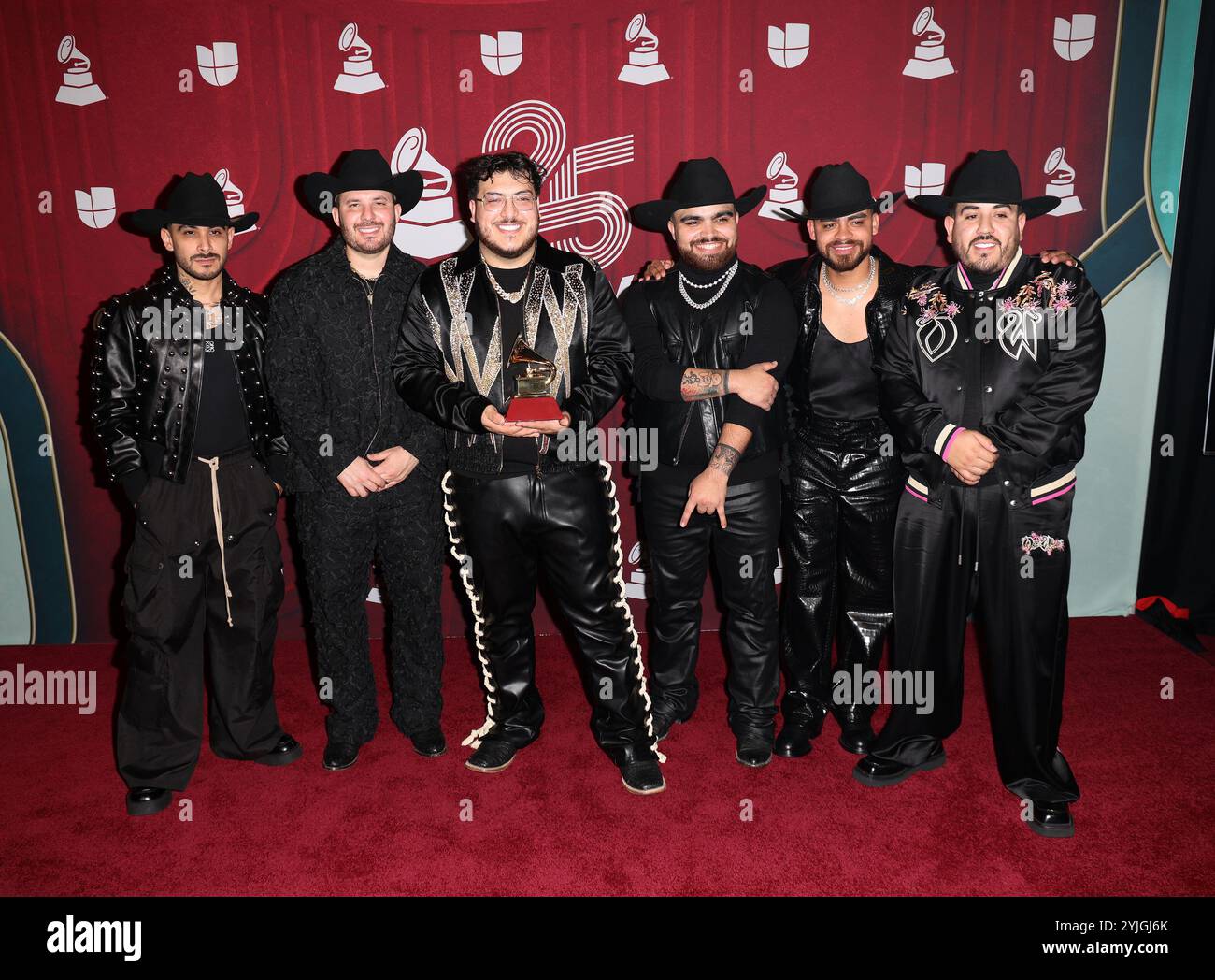 Miami, Stati Uniti d'America. 14 novembre 2024. MIAMI, FLORIDA - 14 NOVEMBRE: (L-R) Alberto Acosta, Juan Javier Cantú, Adelaido Solis III, Julian Peña Jr., Brian Ortega e Carlos Guerrero del Grupo Frontera, vincitori del Best Norteno album per "El Comienzo" posa nella sala stampa durante il 25° Latin GRAMMY Awards al Kaseya Center il 14 novembre 2024 a Miami, Florida. (Foto di Alberto E. Tamargo/Sipa USA) credito: SIPA USA/Alamy Live News Foto Stock