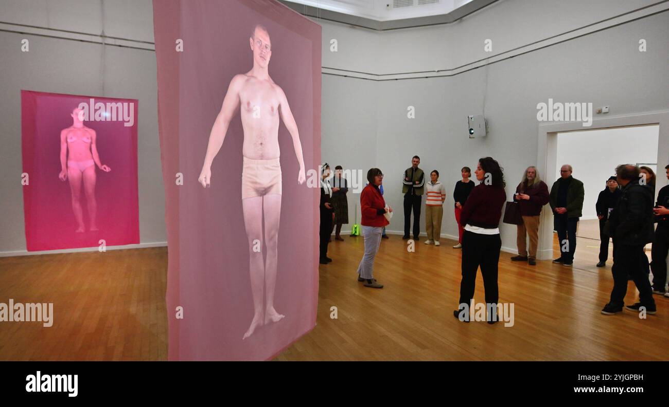 Von Holzschnitt und Pinsel zu computer und Videokunst in den Chemnitzer Kustsammlungen Kunstsammlungen Chemnitz ab 17. 11,24 bis 02.03.25 / Ausstellung Yvon Chabrowski und Erich Heckel Yvon Chabrowskis Videoskulpturen laden zur Auseinandersetzung mit körperlichen Repräsentationen ein. VOR über 100 Jahren War Erich Heckel, Mitbegründer und Geschäftsführer der Künstlergruppe Brücke und mit Sachsen und Chemnitz eng verbunden. Aquarelle und Druckgrafik aus der Sammlung Jess, Schenkung Jürgen Brinkmann. Die Exquisite Sammlung Wird gemeinsam mit Heckels Meisterwerken aus dem eigenen Bestand präsentie Foto Stock