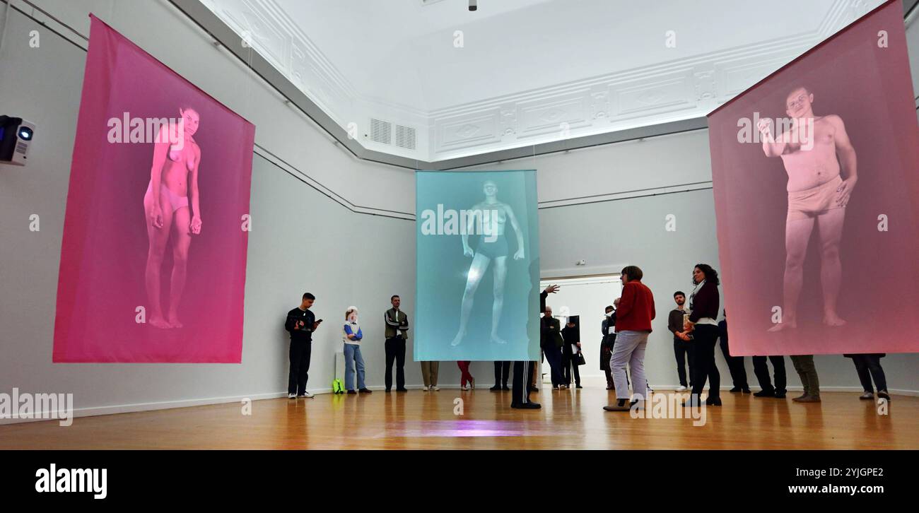 Von Holzschnitt und Pinsel zu computer und Videokunst in den Chemnitzer Kustsammlungen Kunstsammlungen Chemnitz ab 17. 11,24 bis 02.03.25 / Ausstellung Yvon Chabrowski und Erich Heckel Yvon Chabrowskis Videoskulpturen laden zur Auseinandersetzung mit körperlichen Repräsentationen ein. VOR über 100 Jahren War Erich Heckel, Mitbegründer und Geschäftsführer der Künstlergruppe Brücke und mit Sachsen und Chemnitz eng verbunden. Aquarelle und Druckgrafik aus der Sammlung Jess, Schenkung Jürgen Brinkmann. Die Exquisite Sammlung Wird gemeinsam mit Heckels Meisterwerken aus dem eigenen Bestand präsentie Foto Stock