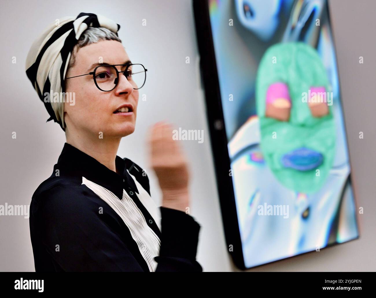 Von Holzschnitt und Pinsel zu computer und Videokunst in den Chemnitzer Kustsammlungen Kunstsammlungen Chemnitz ab 17. 11,24 bis 02.03.25 / Ausstellung Yvon Chabrowski FOTO und Erich Heckel. Yvon Chabrowskis Videoskulpturen laden zur Auseinandersetzung mit körperlichen Repräsentationen ein. VOR über 100 Jahren War Erich Heckel, Mitbegründer und Geschäftsführer der Künstlergruppe Brücke und mit Sachsen und Chemnitz eng verbunden. Aquarelle und Druckgrafik aus der Sammlung Jess, Schenkung Jürgen Brinkmann. Die Exquisite Sammlung Wird gemeinsam mit Heckels Meisterwerken aus dem eigenen Bestand prä Foto Stock