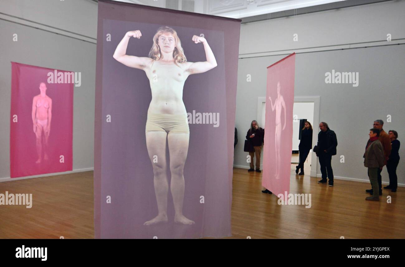 Von Holzschnitt und Pinsel zu computer und Videokunst in den Chemnitzer Kustsammlungen Kunstsammlungen Chemnitz ab 17. 11,24 bis 02.03.25 / Ausstellung Yvon Chabrowski und Erich Heckel Yvon Chabrowskis Videoskulpturen laden zur Auseinandersetzung mit körperlichen Repräsentationen ein. VOR über 100 Jahren War Erich Heckel, Mitbegründer und Geschäftsführer der Künstlergruppe Brücke und mit Sachsen und Chemnitz eng verbunden. Aquarelle und Druckgrafik aus der Sammlung Jess, Schenkung Jürgen Brinkmann. Die Exquisite Sammlung Wird gemeinsam mit Heckels Meisterwerken aus dem eigenen Bestand präsentie Foto Stock