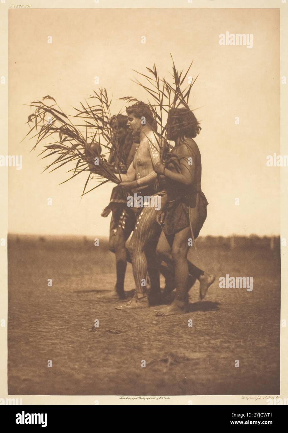 Arikara Medicine Ceremony - le anatre. Edward S. Curtis; americano, 1868-1952. Data: 1908. Dimensioni: 39,9 x 28,1 cm (immagine/carta); 55,7 x 45,7 cm (montaggio). Photogravure, placca 163 da "The North American Indian, volume 5" (1909). Origine: Stati Uniti. Museo: Chicago Art Institute, FLORENCIA, USA. Autore: Edward S. Curtis. Foto Stock