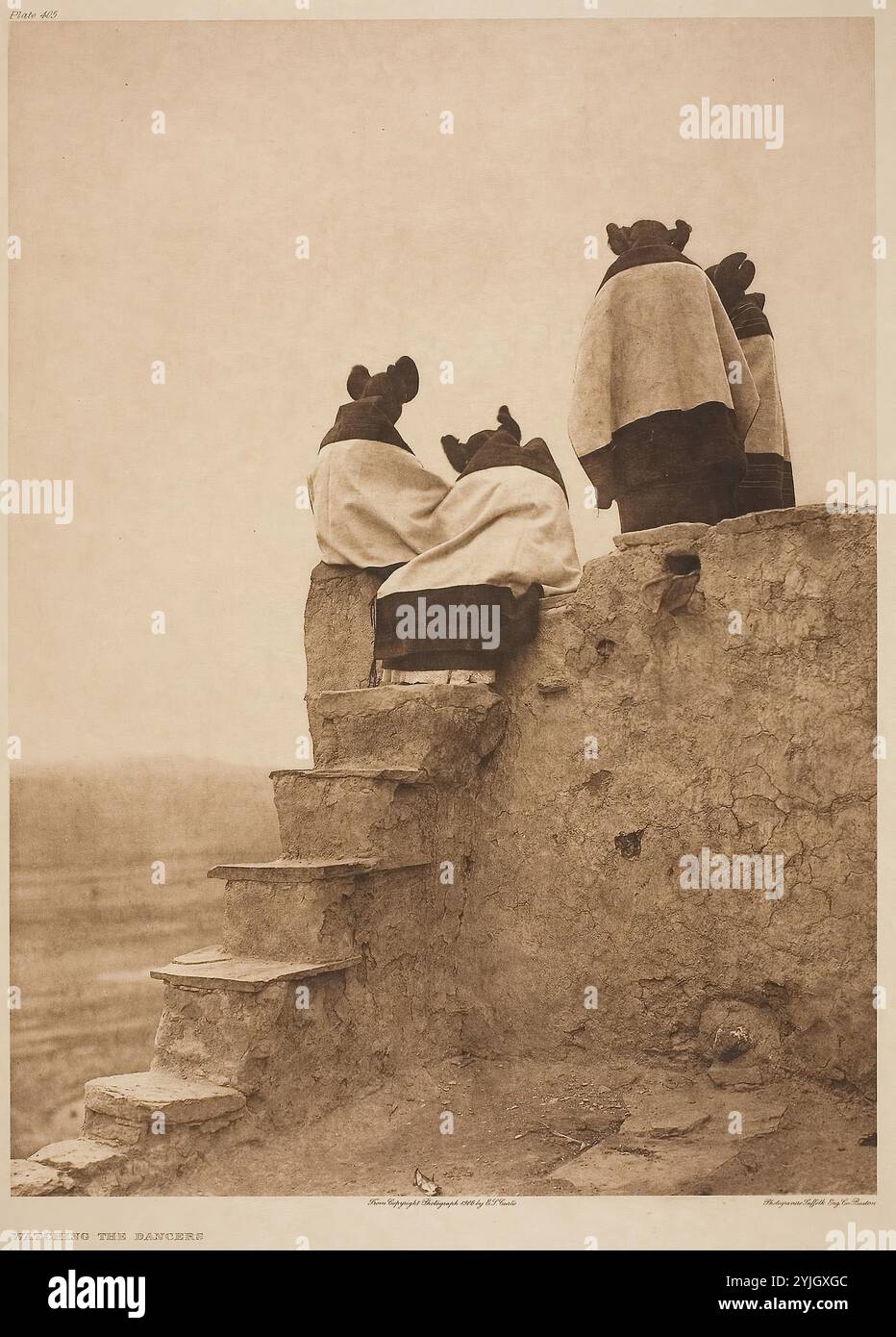 A guardare i ballerini. Edward S. Curtis; americano, 1868-1952. Data: 1906. Dimensioni: 39 x 28,7 cm (immagine/carta); 55,5 x 45,5 cm (montaggio). Photogravure, placca 405 da "The North American Indian, volume 12" (1922). Origine: Stati Uniti. Museo: Chicago Art Institute, FLORENCIA, USA. Autore: Edward S. Curtis. Foto Stock