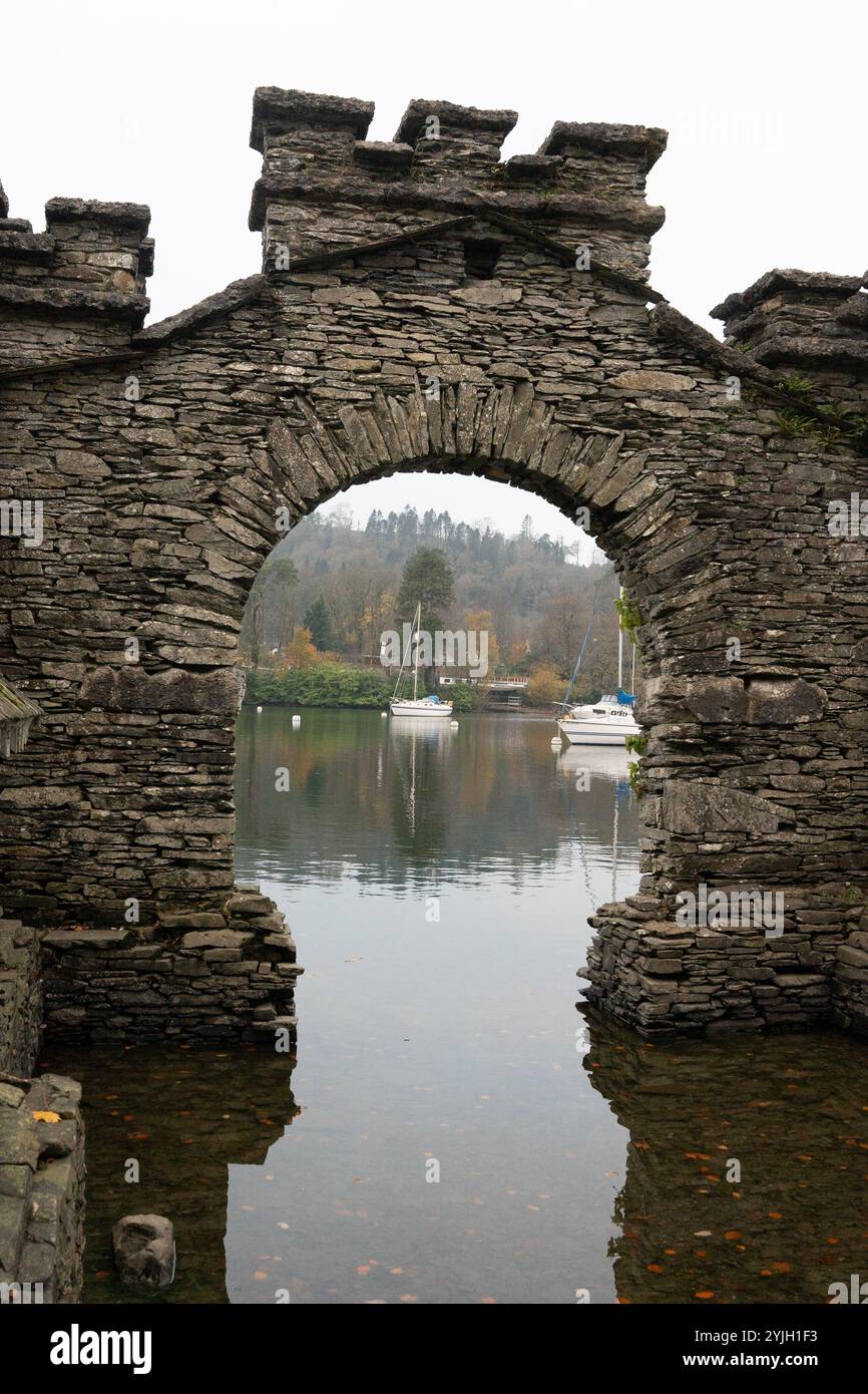 L'arco in pietra incornicia le barche a vela nelle nebbiose acque del Lake District in autunno Foto Stock