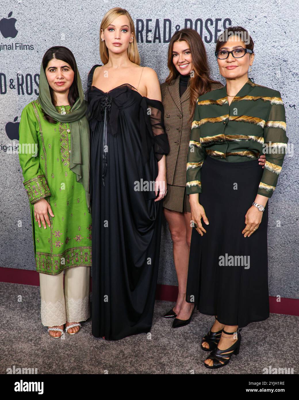 Los Angeles, Stati Uniti. 14 novembre 2024. LOS ANGELES, CALIFORNIA, USA - 14 NOVEMBRE: Malala Yousafzai, Jennifer Lawrence, Justine Ciarrocchi e Sahra mani arrivano alla premiere di Los Angeles di "Bread and Roses" della Apple Original Films, tenutasi all'Hammer Museum il 14 novembre 2024 a Los Angeles, California, Stati Uniti. (Foto di Xavier Collin/Image Press Agency) credito: Image Press Agency/Alamy Live News Foto Stock