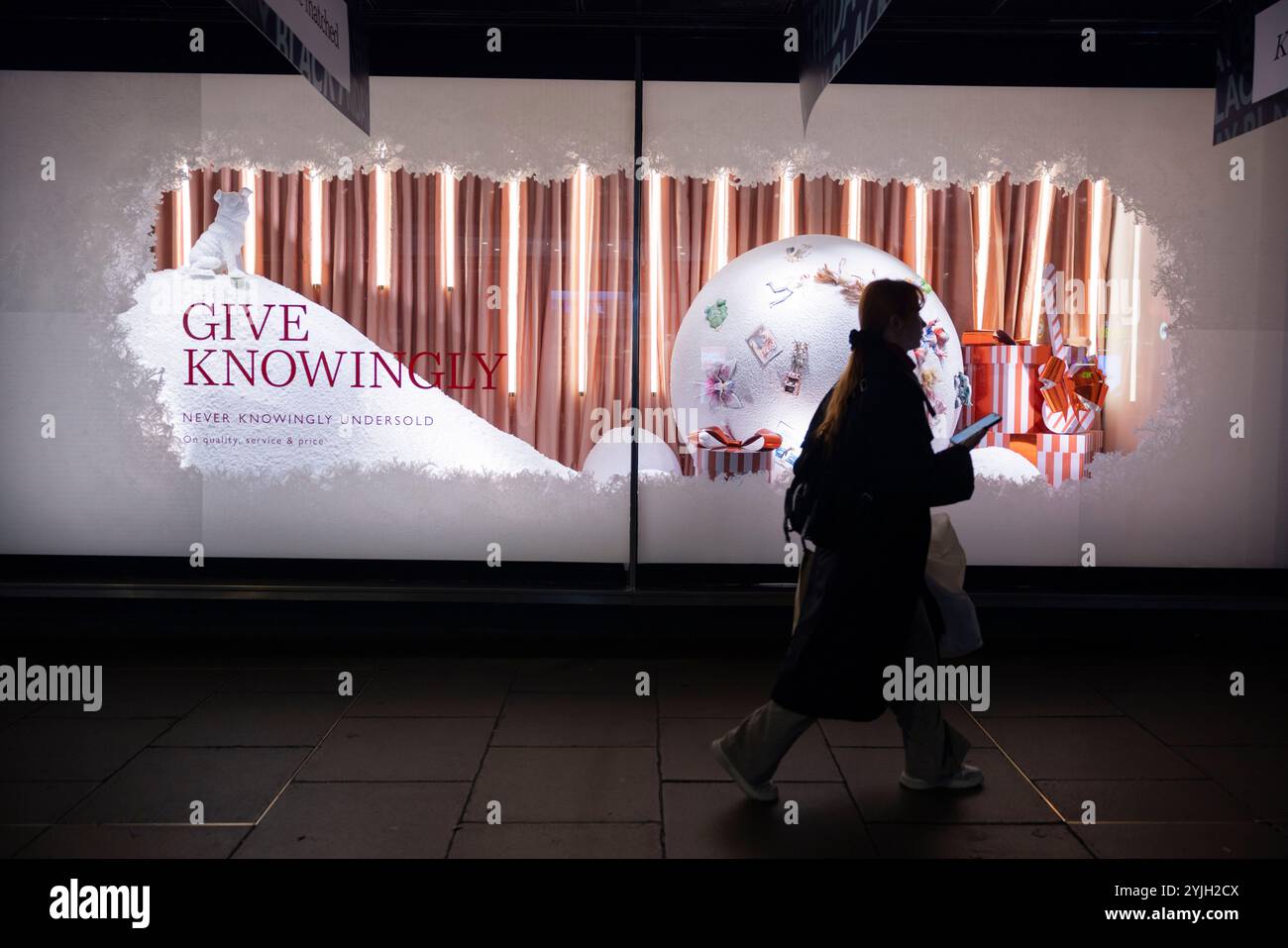 Gli amanti dello shopping natalizio apprezzeranno le vetrine natalizie di John Lewis 2024 all'inizio del periodo festivo lungo Oxford Street, la strada più trafficata del Regno Unito. Foto Stock