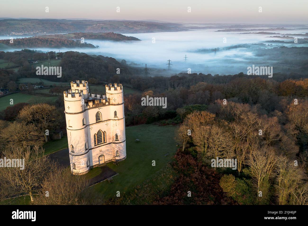 Exeter, Regno Unito. 15 novembre 2024. Lo storico Haldon Belvedere (Castello di Lawrence) a Exeter, Devon, sorge sopra la nebbia mattutina che ha avvolto la sottostante Teign Valley. Il Belvedere fu costruito nel 1788 da Sir Robert Palk, ed è modellato sulla Shrub Hill Tower nel Windsor Great Park. Dopo un mese di novembre mite, le previsioni meteorologiche prevedono che il clima più fresco colpirà il Regno Unito la prossima settimana. Credito: Mark Passmore/Alamy Live News Foto Stock
