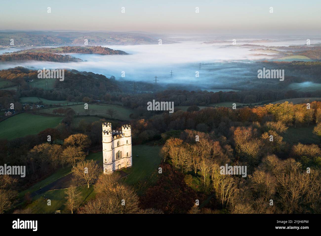 Exeter, Regno Unito. 15 novembre 2024. Lo storico Haldon Belvedere (Castello di Lawrence) a Exeter, Devon, sorge sopra la nebbia mattutina che ha avvolto la sottostante Teign Valley. Il Belvedere fu costruito nel 1788 da Sir Robert Palk, ed è modellato sulla Shrub Hill Tower nel Windsor Great Park. Dopo un mese di novembre mite, le previsioni meteorologiche prevedono che il clima più fresco colpirà il Regno Unito la prossima settimana. Credito: Mark Passmore/Alamy Live News Foto Stock