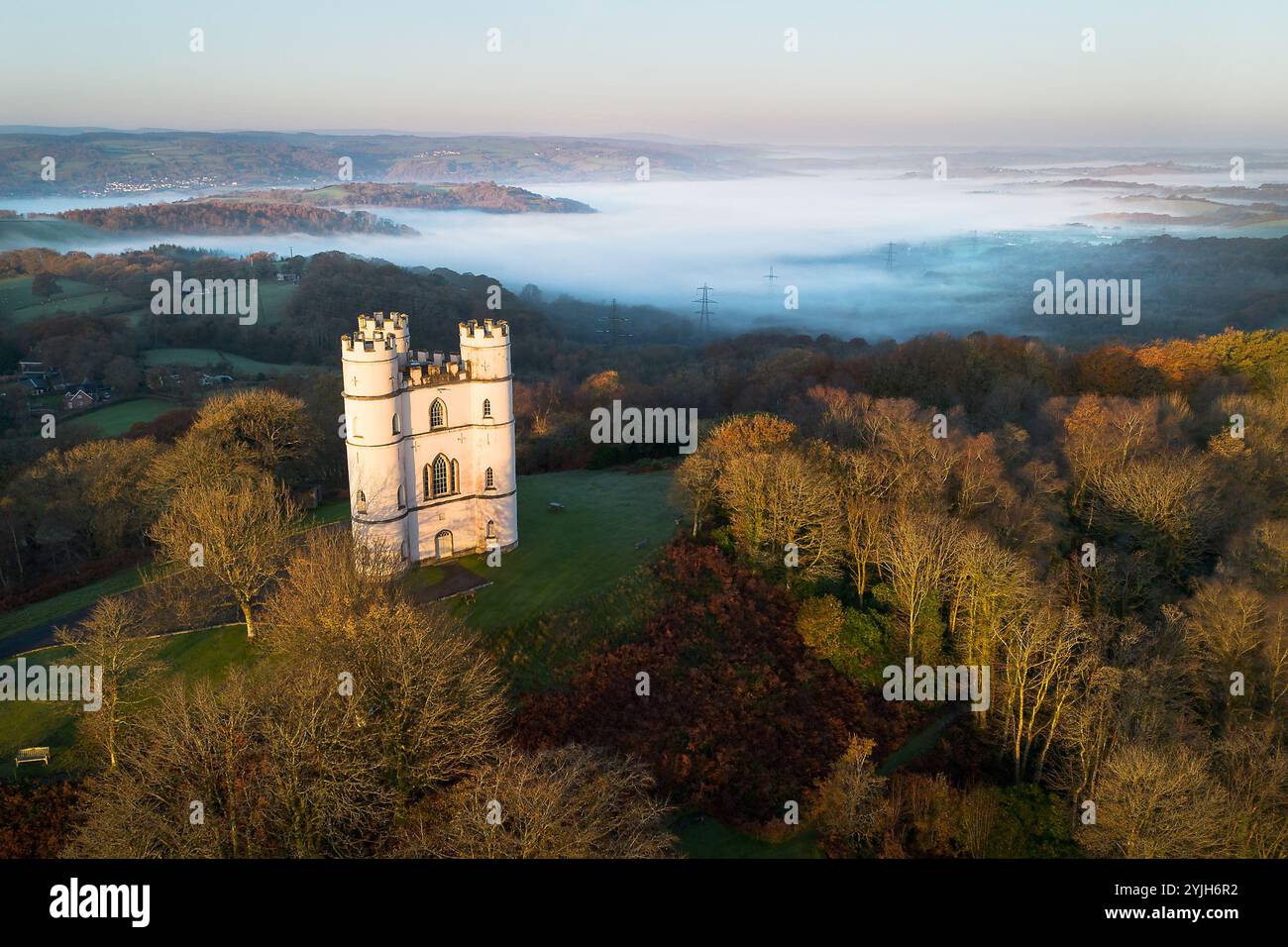 Exeter, Regno Unito. 15 novembre 2024. Lo storico Haldon Belvedere (Castello di Lawrence) a Exeter, Devon, sorge sopra la nebbia mattutina che ha avvolto la sottostante Teign Valley. Il Belvedere fu costruito nel 1788 da Sir Robert Palk, ed è modellato sulla Shrub Hill Tower nel Windsor Great Park. Dopo un mese di novembre mite, le previsioni meteorologiche prevedono che il clima più fresco colpirà il Regno Unito la prossima settimana. Credito: Mark Passmore/Alamy Live News Foto Stock