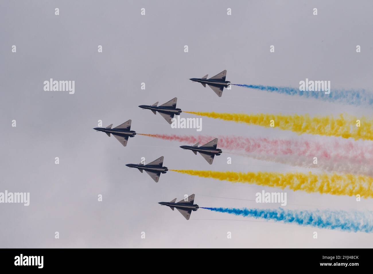 ZHUHAI, CINA - 14 NOVEMBRE 2024 - il 1° agosto del team di volo della Chinese Air Force si esibisce al 2024 Zhuhai Air Show di Zhuhai, CINA del Sud Foto Stock