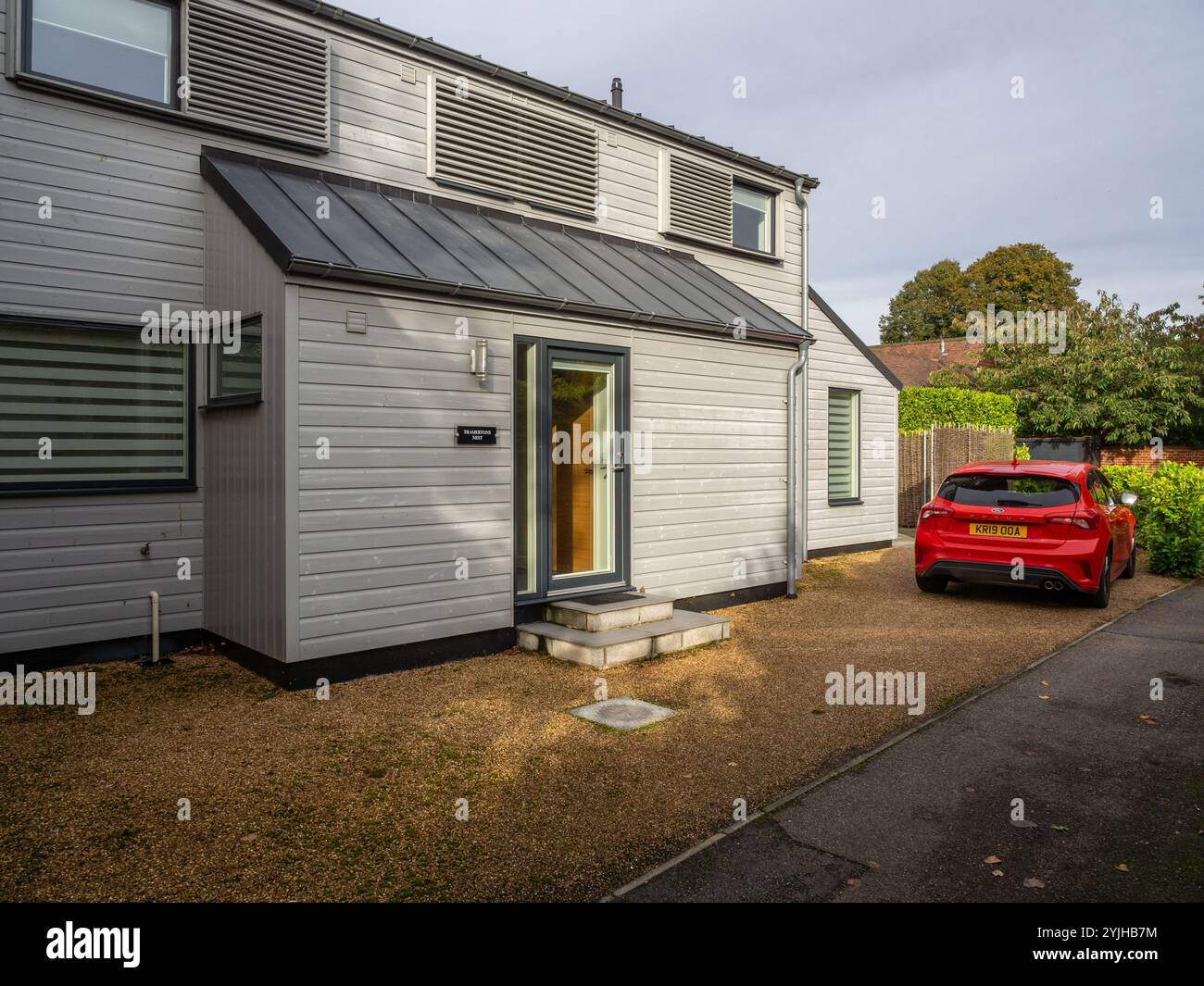 Bramertons Nest, Long Melford, Suffolk, Regno Unito; un moderno cottage in legno con angolo cottura Foto Stock
