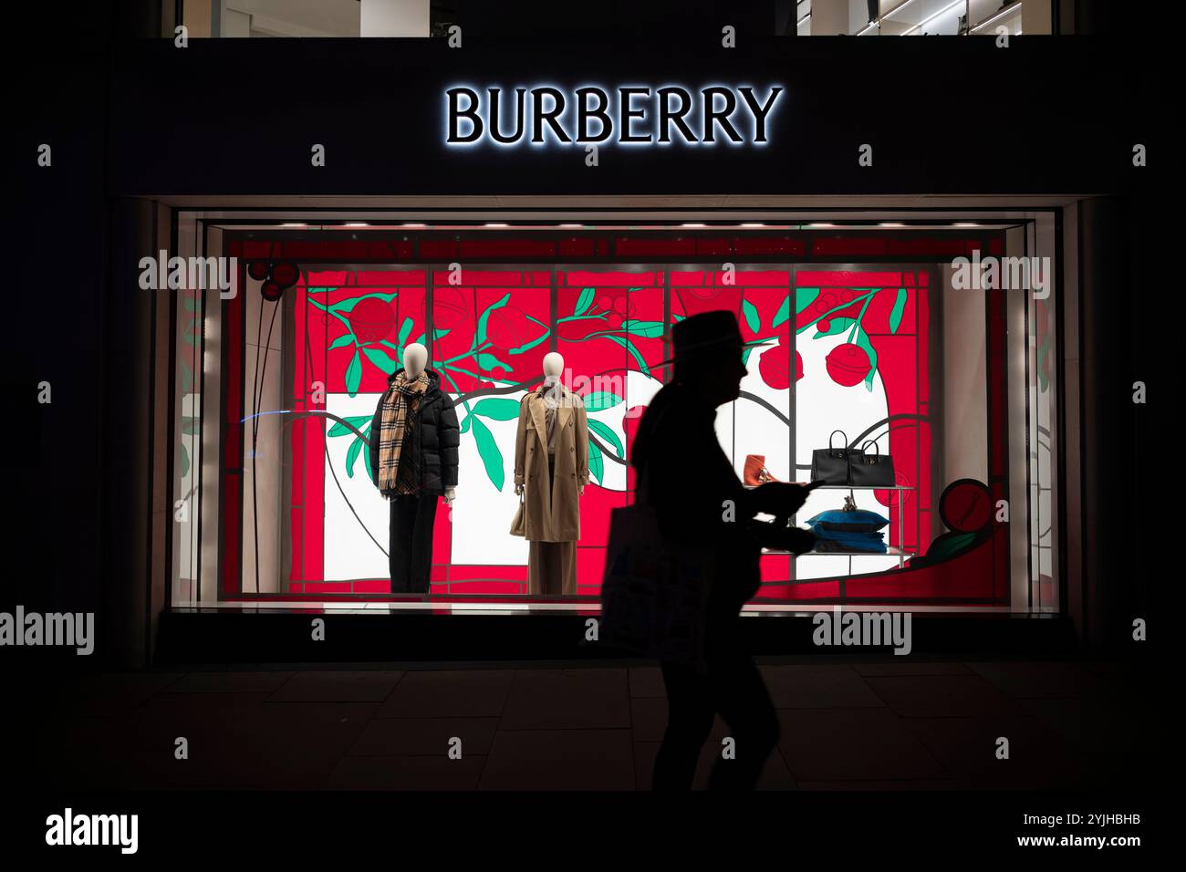 Burberry, marchio britannico del patrimonio culturale, si dice che sia in trattativa con la Moncler italiana per un possibile accordo di acquisizione Foto Stock