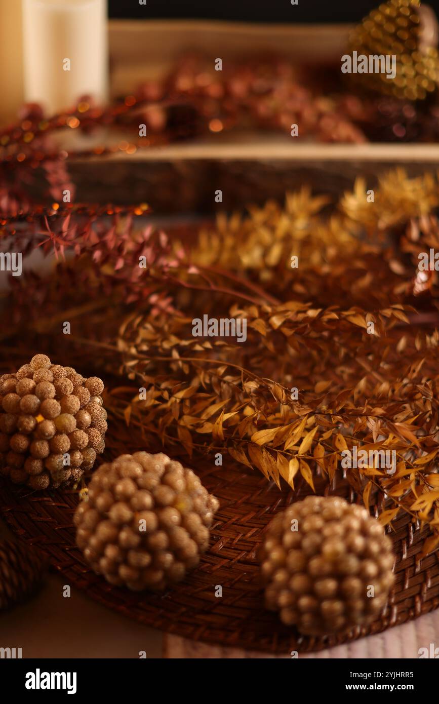 Decorazioni natalizie a tema autunnale che fondono tonalità calde, fogliame autunnale, zucche e accenti rustici natalizi. Foto Stock