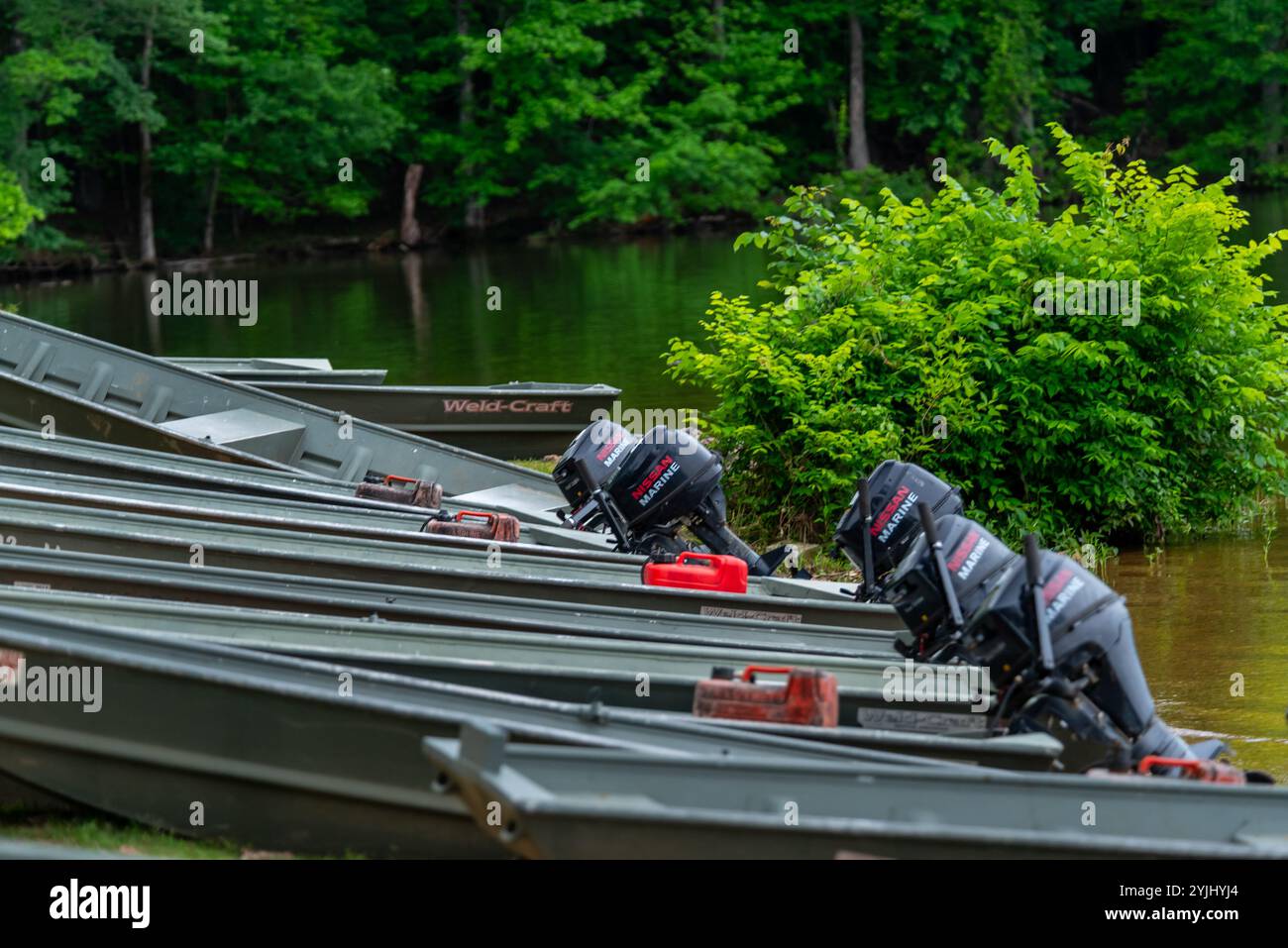Barche da pesca in metallo con motori. Foto Stock