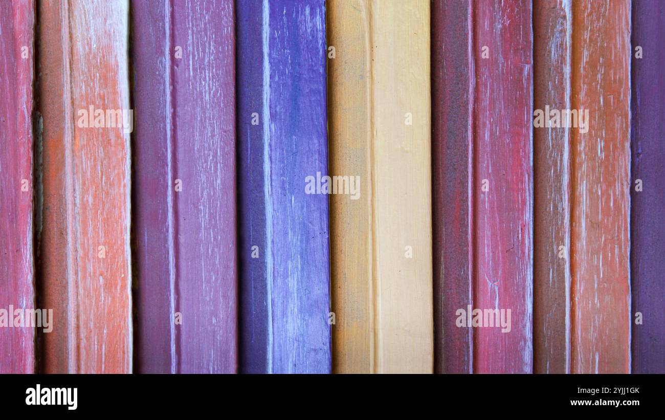 primo piano del colorato sfondo in legno vintage. colori diversi dipinti a strisce Foto Stock