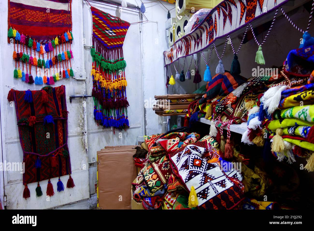 Gamma di accessori colorati per cammello, mercato beduino, Tabuk, Arabia Saudita. Nessuna PR Foto Stock