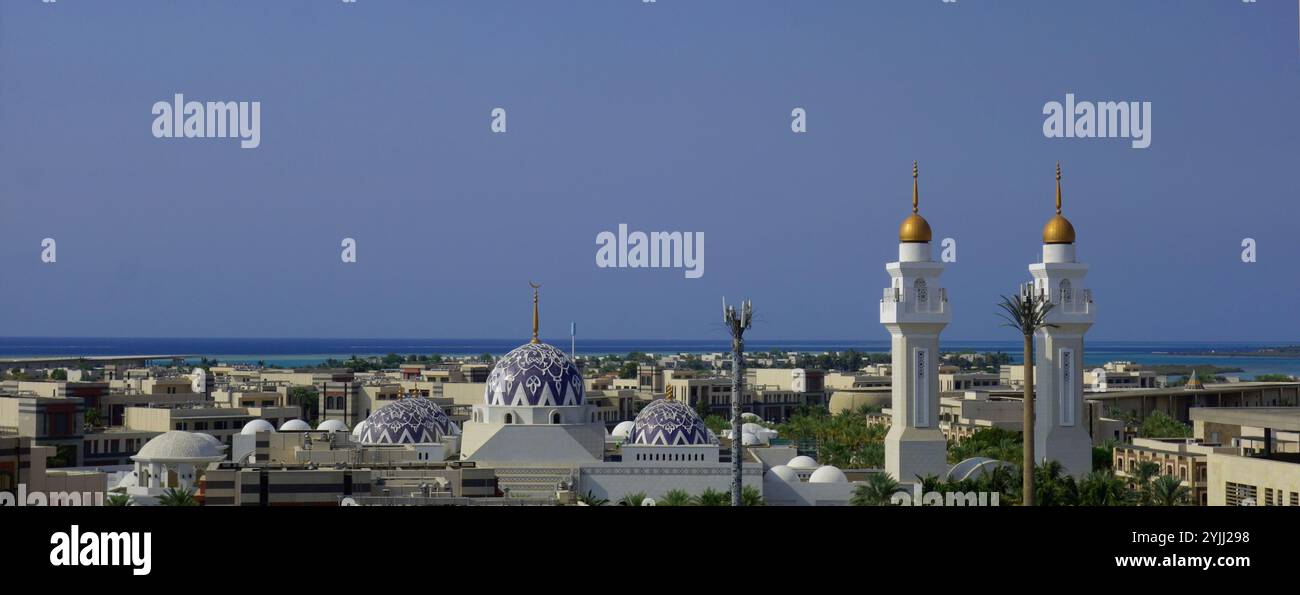 Ammira la moschea e gli edifici residenziali, nel campus dell'Università King Abdullah di Scienza e tecnologia, vicino a Jeddah, Arabia Saudita. Nessuna PR Foto Stock