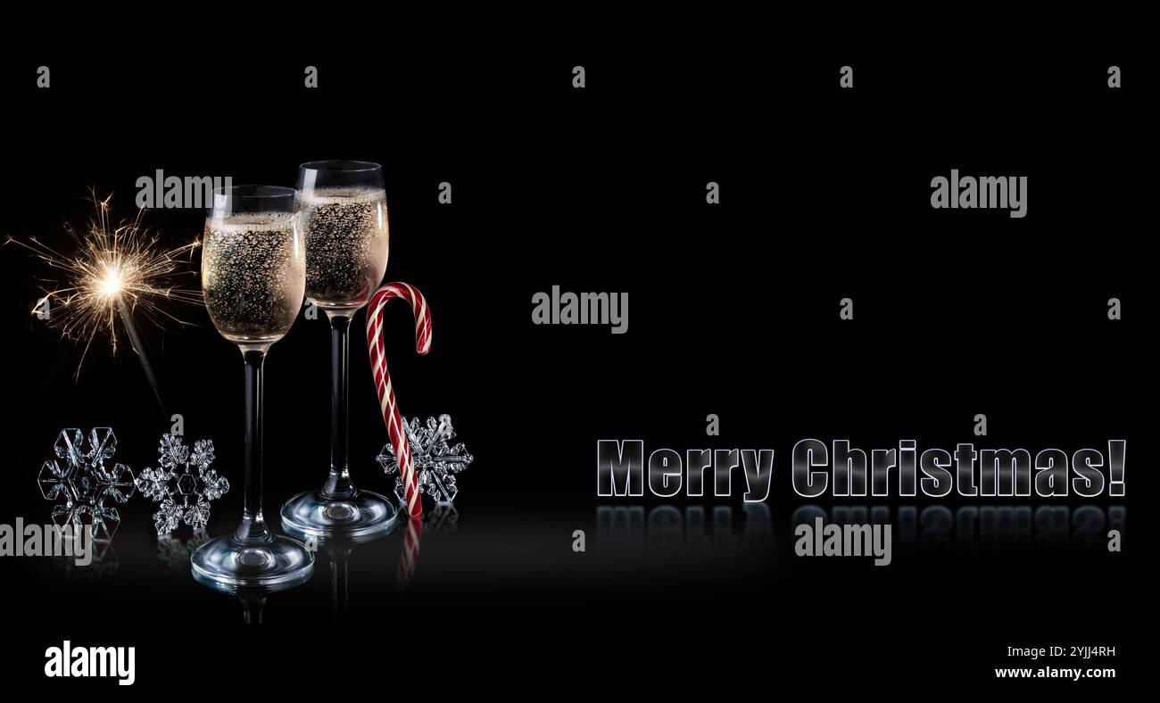 Elegante allestimento per le feste di Natale con bicchieri da champagne, canna da zucchero e decorazioni scintillanti. Perfetto per le feste e i saluti natalizi Foto Stock