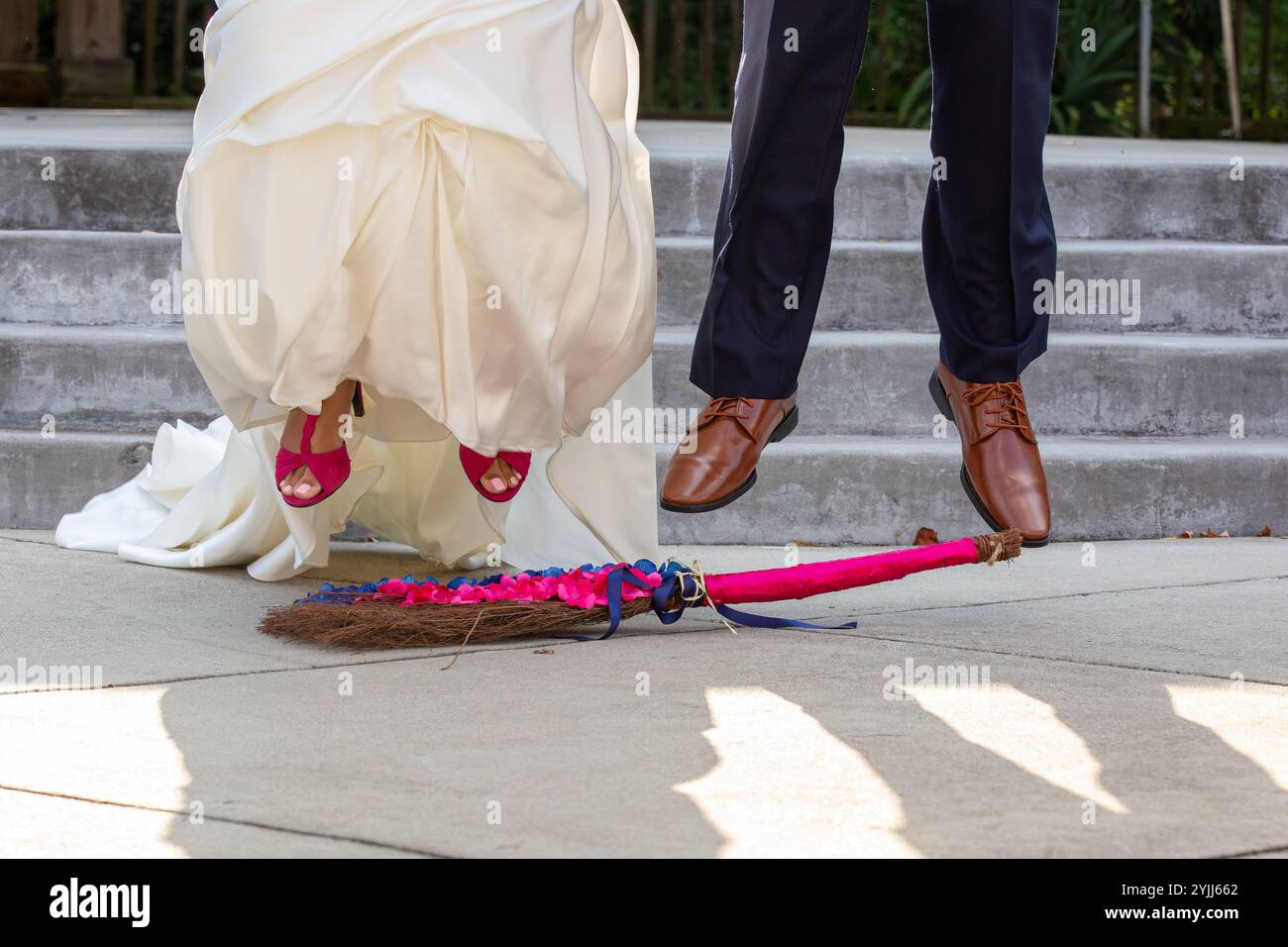 Tradizione del matrimonio: Cerimonia di salti con la scopa per sposi e sposi Foto Stock