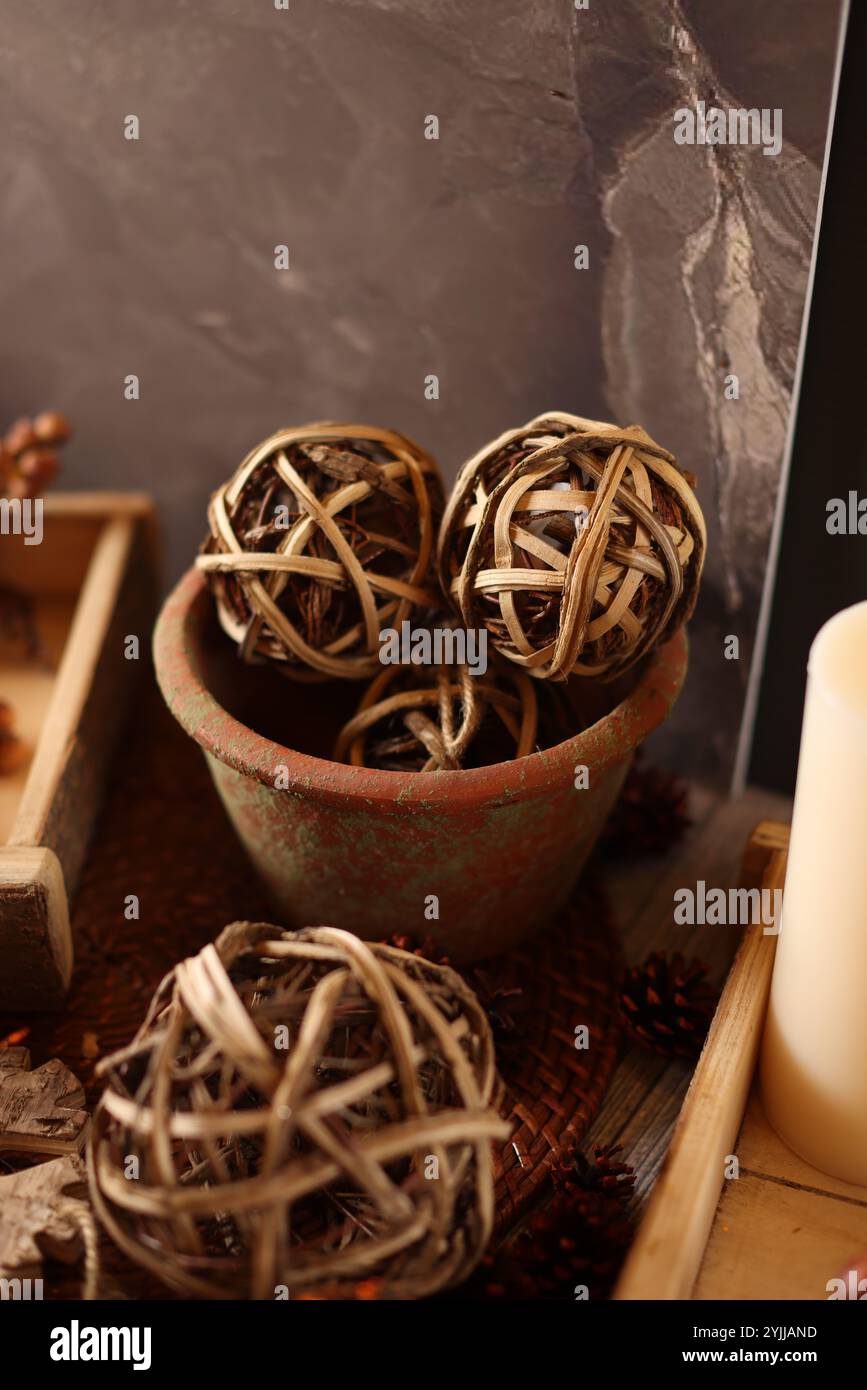 Decorazioni natalizie a tema autunnale che fondono tonalità calde, fogliame autunnale, zucche e accenti rustici natalizi. Foto Stock