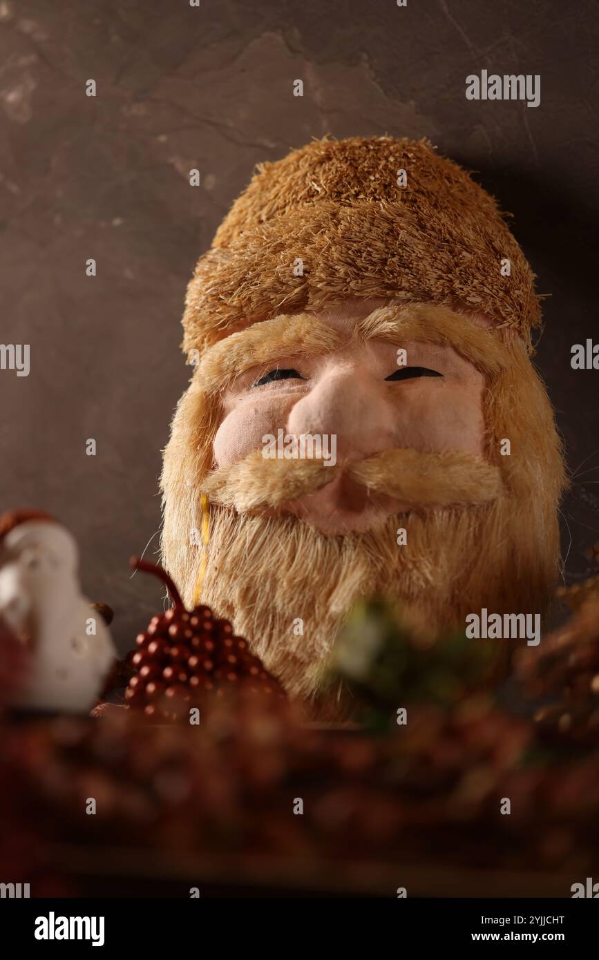Decorazioni natalizie a tema autunnale che fondono tonalità calde, fogliame autunnale, zucche e accenti rustici natalizi. Foto Stock