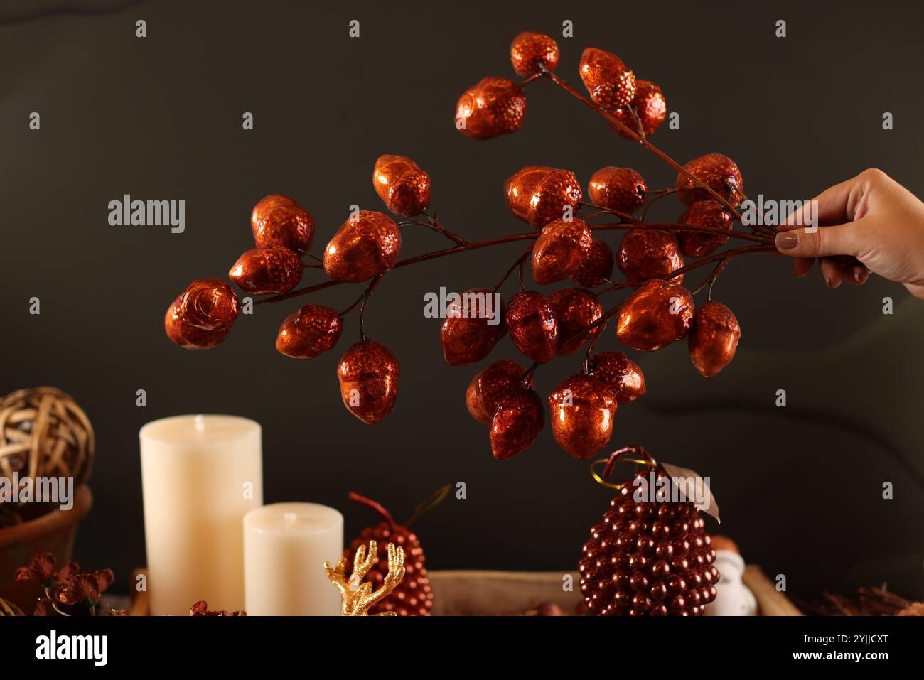Decorazioni natalizie a tema autunnale che fondono tonalità calde, fogliame autunnale, zucche e accenti rustici natalizi. Foto Stock