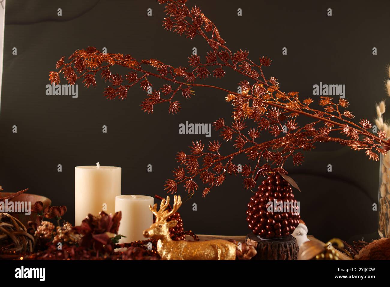 Decorazioni natalizie a tema autunnale che fondono tonalità calde, fogliame autunnale, zucche e accenti rustici natalizi. Foto Stock