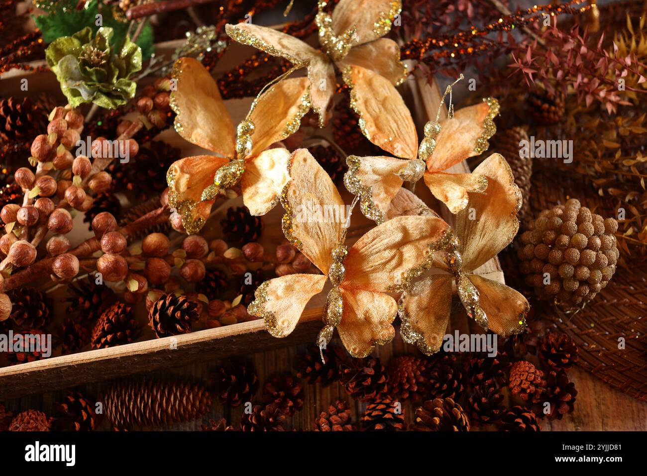 Decorazioni natalizie a tema autunnale che fondono tonalità calde, fogliame autunnale, zucche e accenti rustici natalizi. Foto Stock