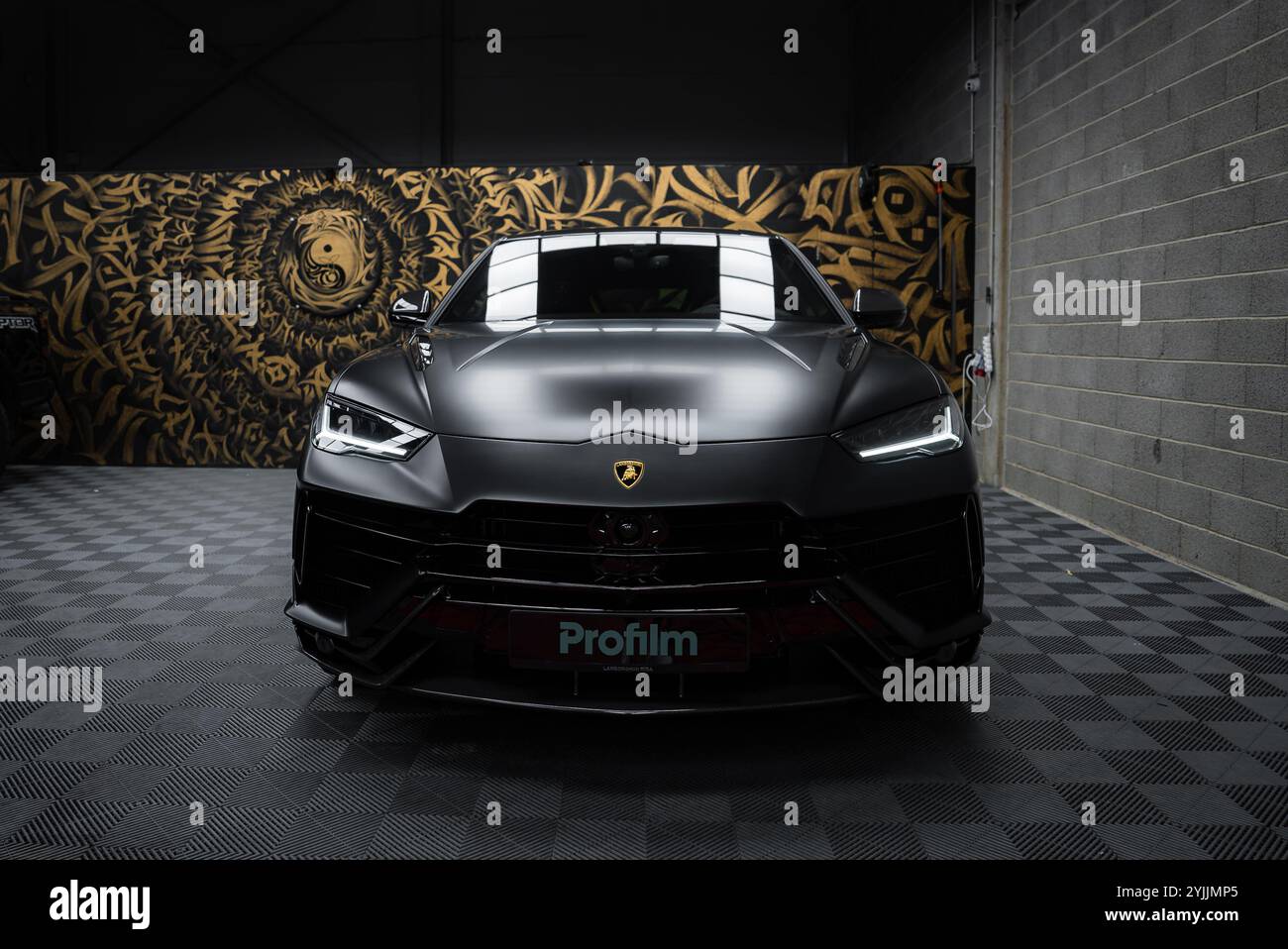 Primo piano di Lamborghini Urus Performante in un'ambientazione da showroom Foto Stock