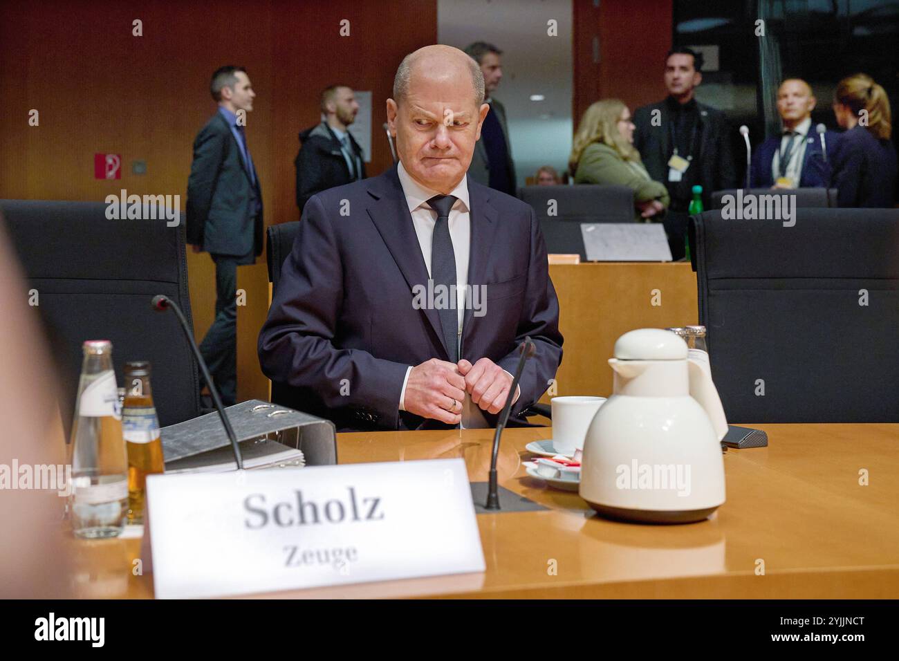 Bundeskanzler Olaf Scholz SPD, foto sagte am Donnerstag 14.11.2024 in Seiner Rolle als ehemaliger Finanzminister vor der 93. Sitzung des 1. Untersuchungsausschusses Afghanistan des Deutschen Bundestag a Berlino aus. ALS Zeugen waren auch die ehemalige Verteidigungsministerin Annegret Kramp-Karrenbauer CDU sowie ein namentlich nicht genannter ehemaliger Leiter des Ministerbueros im Auswaertigen AMT geladen. Der Afghanistan-Untersuchungsausschuss soll die Umstaende der militaerischen Evakuierungsaktion aus Kabul im agosto 2021 aufklaeren. Muore l'operazione War wegen der schnellen Rueckeroberung des Foto Stock