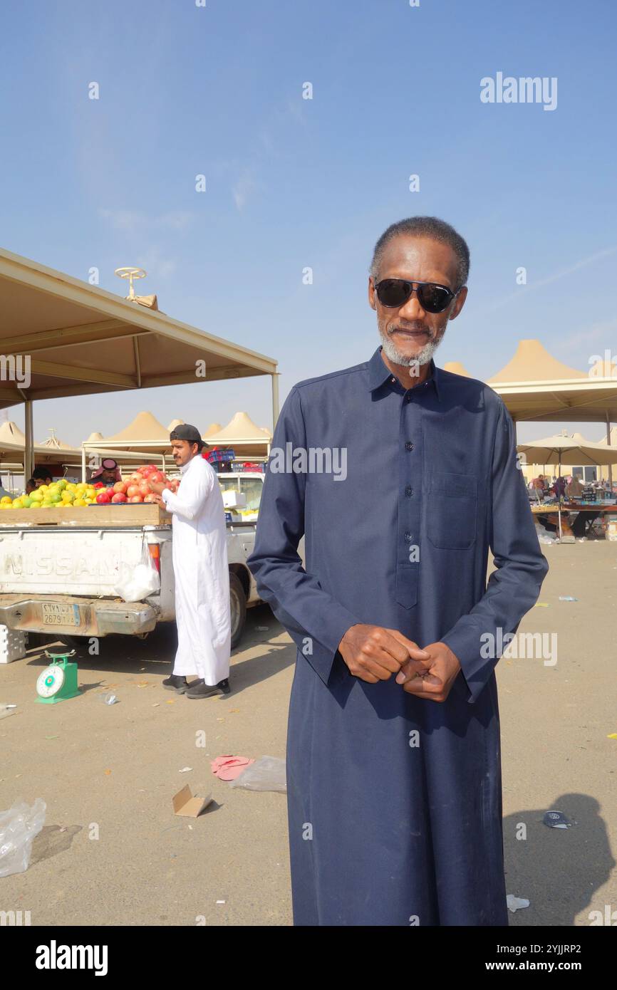 Ritratto dell'uomo al mercato all'aperto, Tabuk, Arabia Saudita. No MR o PR Foto Stock