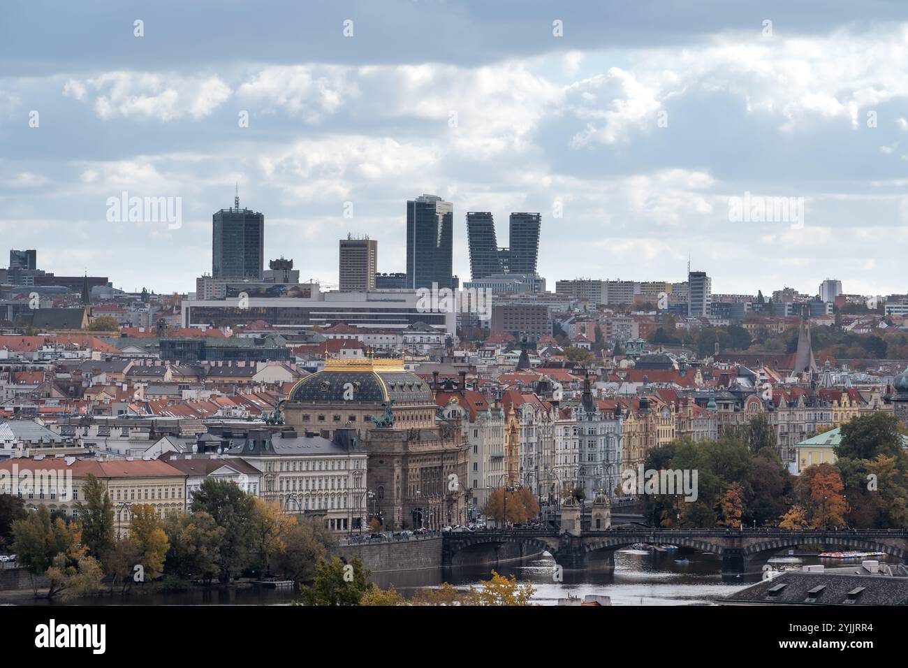 Una vista panoramica del paesaggio urbano di Praga, che mostra una miscela di architettura storica e grattacieli moderni. Foto Stock