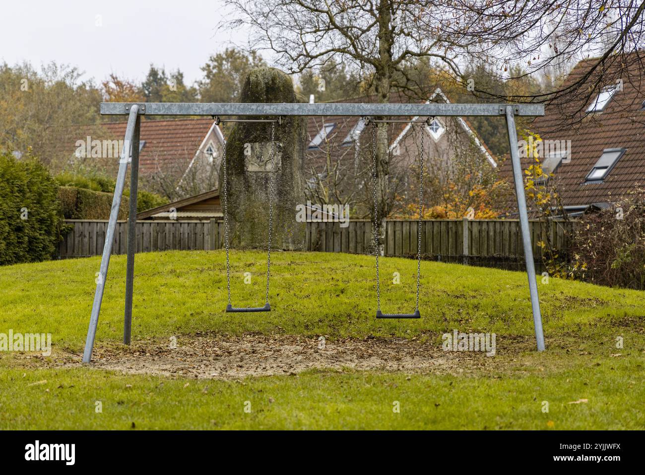 Il vuoto oscilla in un parco tranquillo in un giorno d'autunno, catturando un momento tranquillo con foglie cadute e un'atmosfera nostalgica. Gronau, Germania. Foto Stock