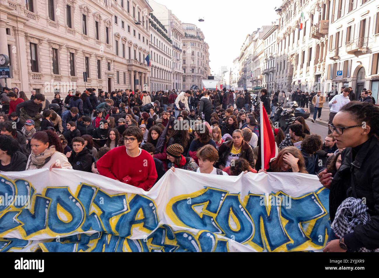 Milano, Italia. 15 novembre 2024. P.za Cordusio/ Repubblica. Nessun giorno meloni. Corteo studentesco - Cronaca - Milano, Italia - Venerd&#xec; 15 novembre 2024(foto Alessandro Cimma/Lapresse) P.za Cordusio/ Repubblica. Nessun giorno di meloni. marzo studenti - Cronaca - Milano, Italia - venerdì 15 novembre 2024 (foto Alessandro Cimma/Lapresse) crediti: LaPresse/Alamy Live News Foto Stock