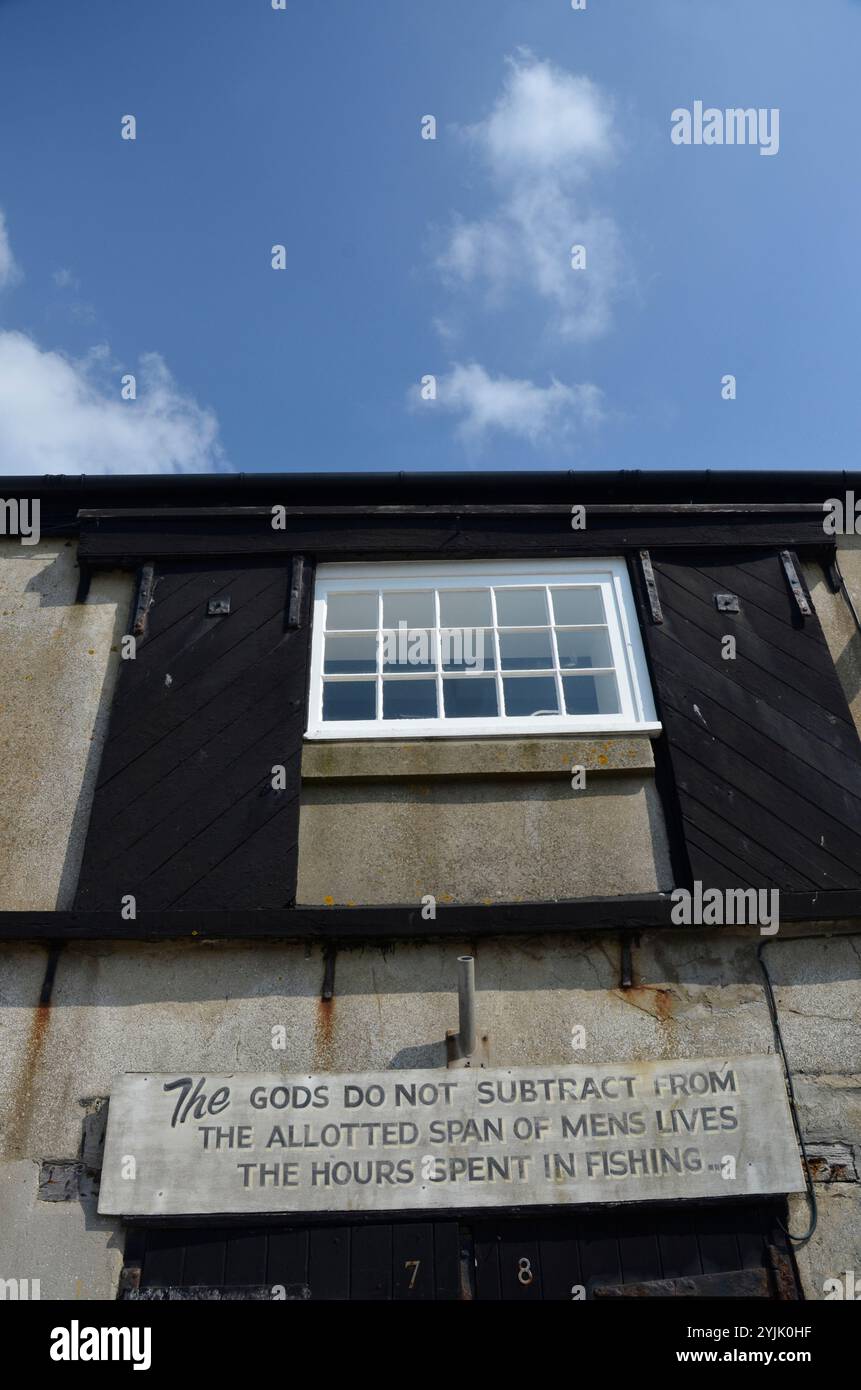 edificio a lato della banchina con una dichiarazione filosofica a bottom, inghilterra Foto Stock