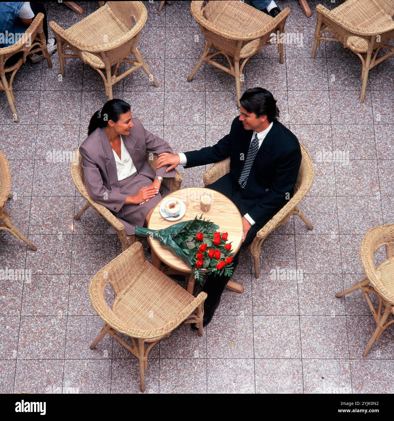 Stile di vita. Vista panoramica di una giovane coppia romantica di dirigenti seduti a un tavolo nel caffè. Foto Stock