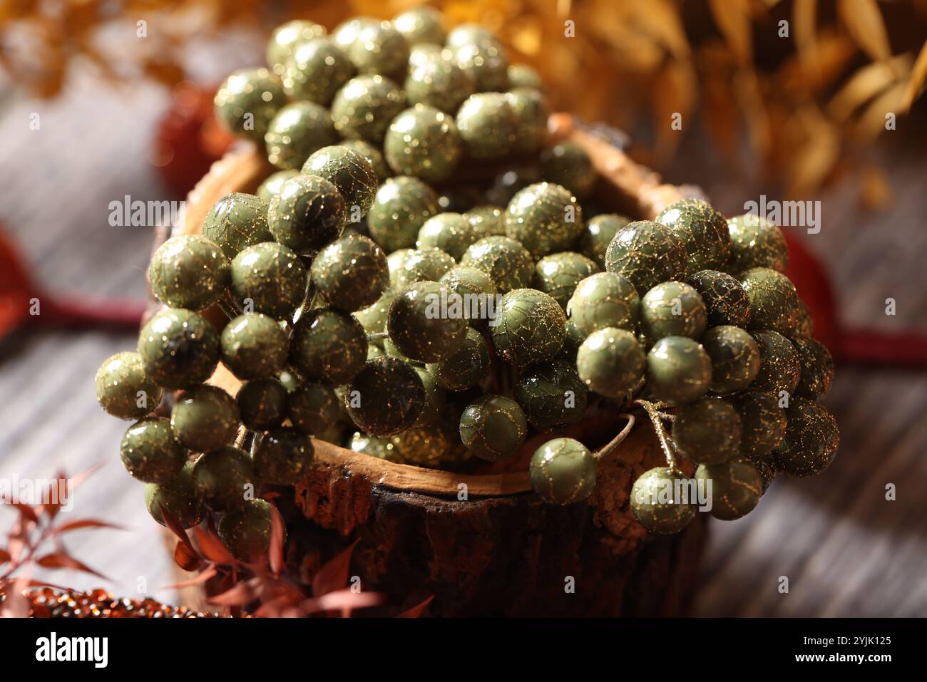 Decorazioni natalizie a tema autunnale che fondono tonalità calde, fogliame autunnale, zucche e accenti rustici natalizi. Foto Stock