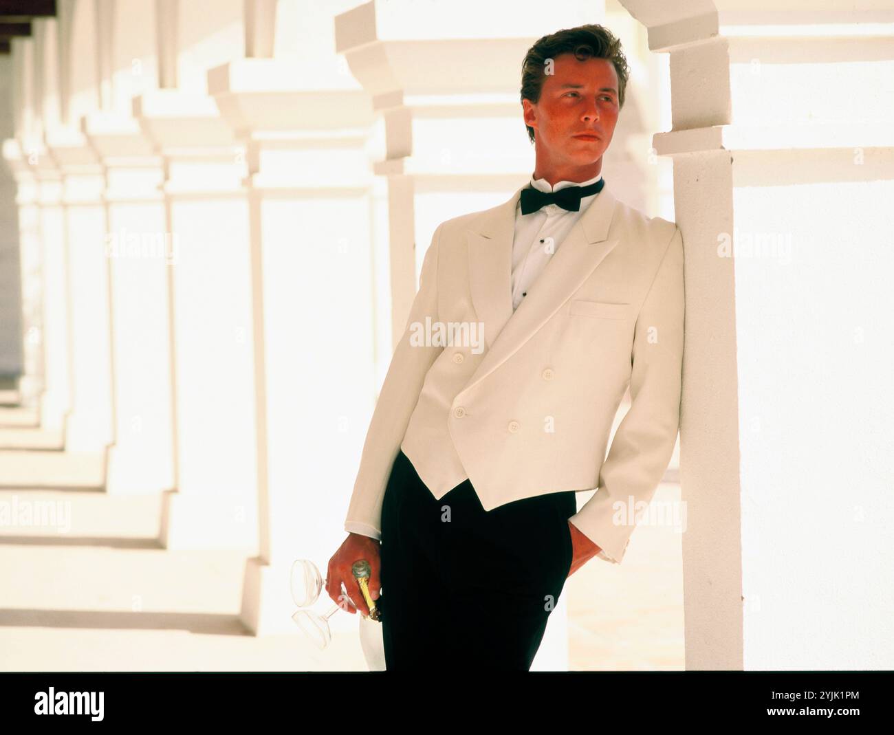 Spagna. Marbella. Giovane in smoking sotto i chiostri. Foto Stock