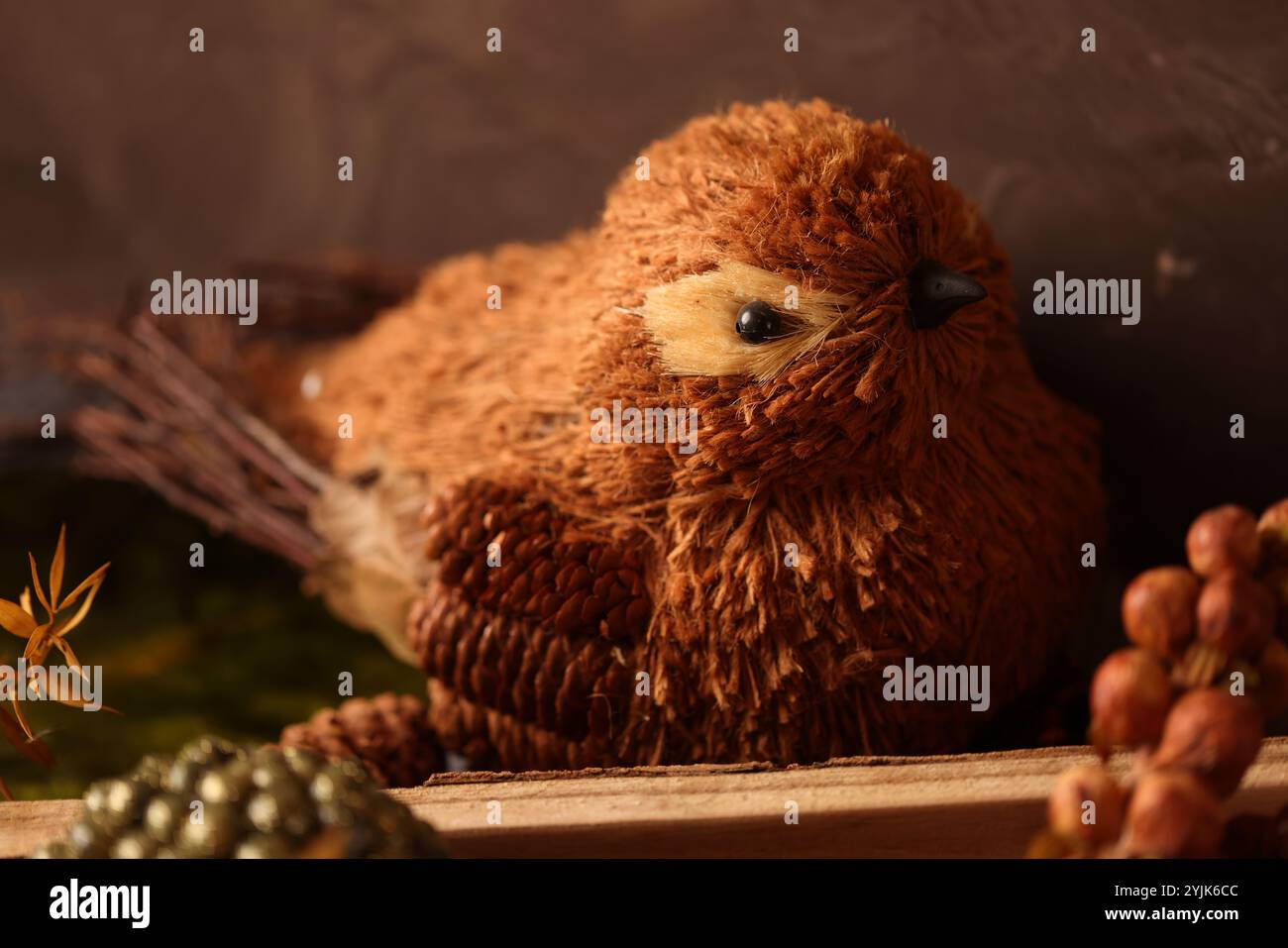 Decorazioni natalizie a tema autunnale che fondono tonalità calde, fogliame autunnale, zucche e accenti rustici natalizi. Foto Stock