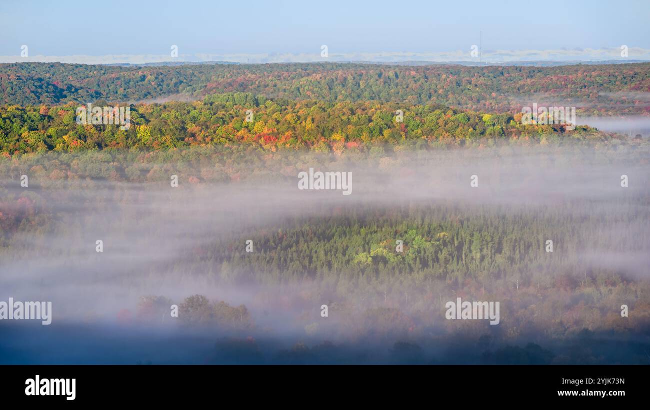 Colori autunnali nebbiosi al Deadman's Hill Overlook, Jordan Valley Pathway, Alba, Michigan. Foto Stock