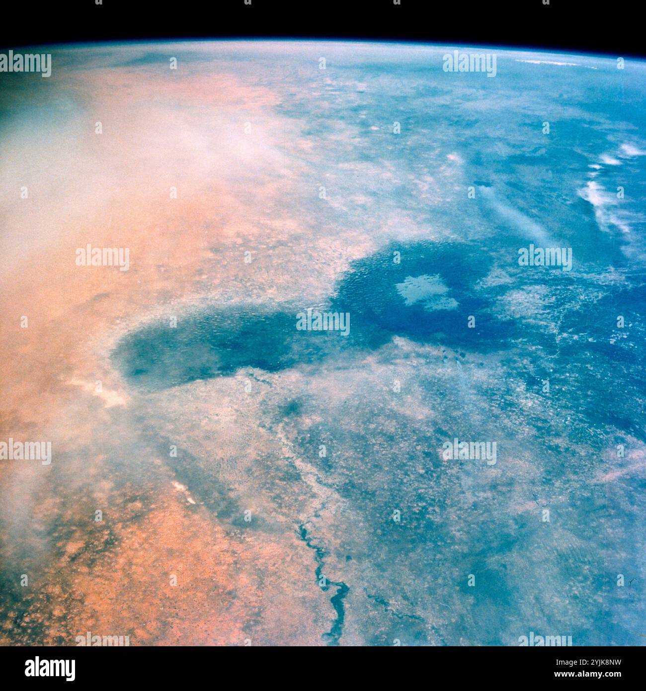 Africa. Ciad. Depressione Bodele. Lago Chad. Vista orbitale aerea. Foto Stock