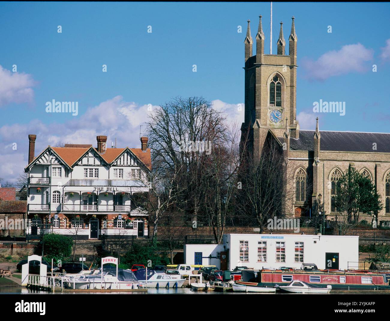 Regno Unito. Inghilterra. Londra. Hampton. Fiume del Tamigi. Il Bell Inn e la chiesa di St Mary. Foto Stock