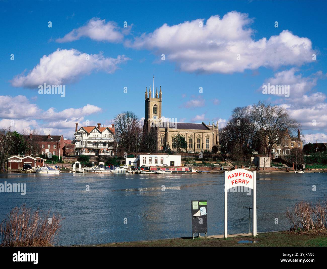 Regno Unito. Inghilterra. Londra. Hampton Thames Riverside. Il Bell Inn e la chiesa di St Mary. Segnale di attraversamento del traghetto. Foto Stock