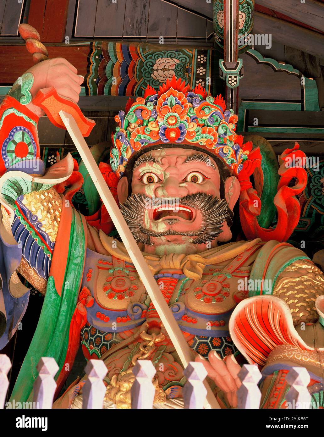 Corea del Sud. Gangwon. Decorazione del Tempio Sinheungsa. Guardia con la spada. Foto Stock