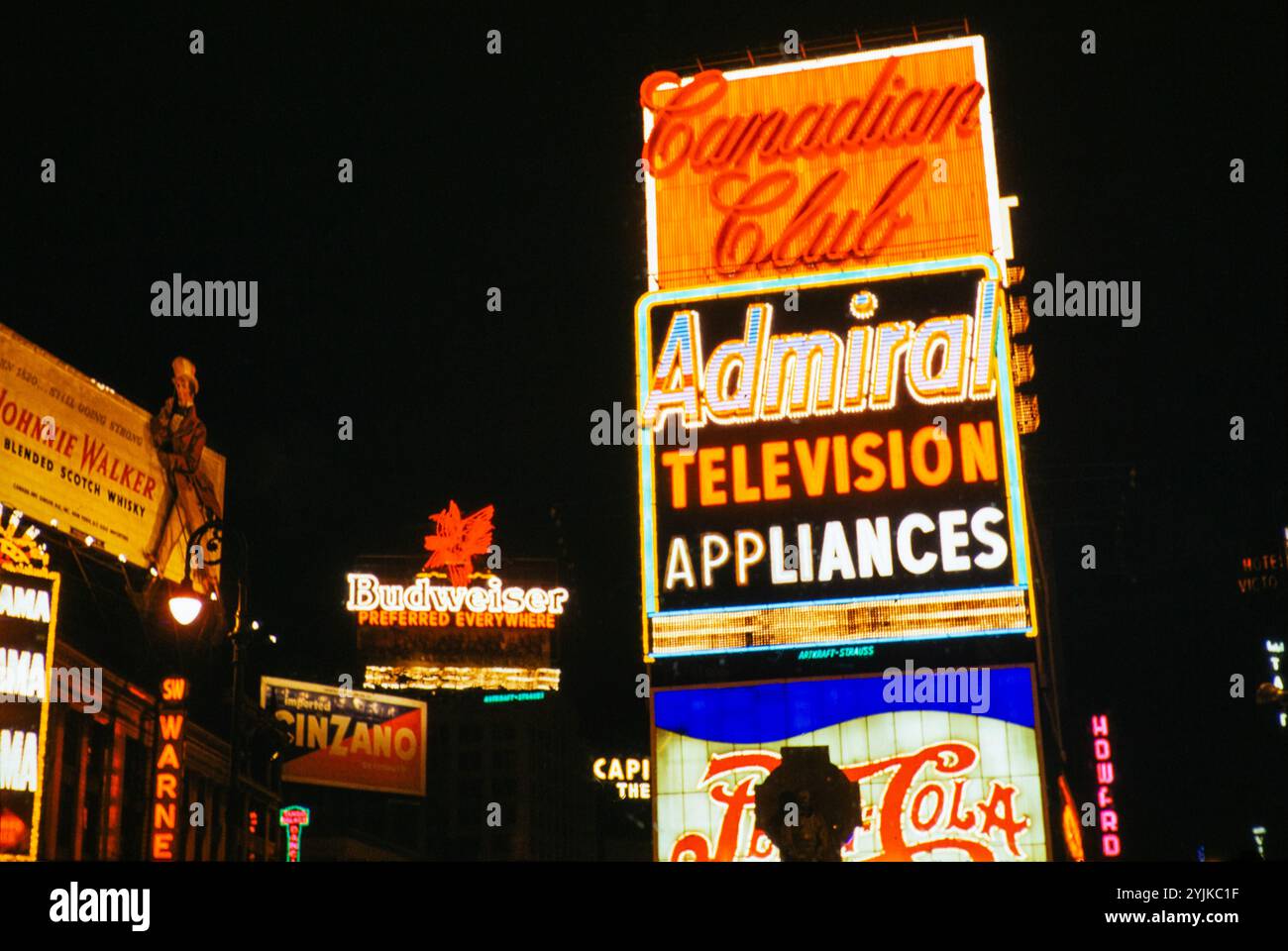 Luci al neon che pubblicizzano Admiral Television Appliances and Canadian Club, Times Square, New York, USA c 1953 Foto Stock