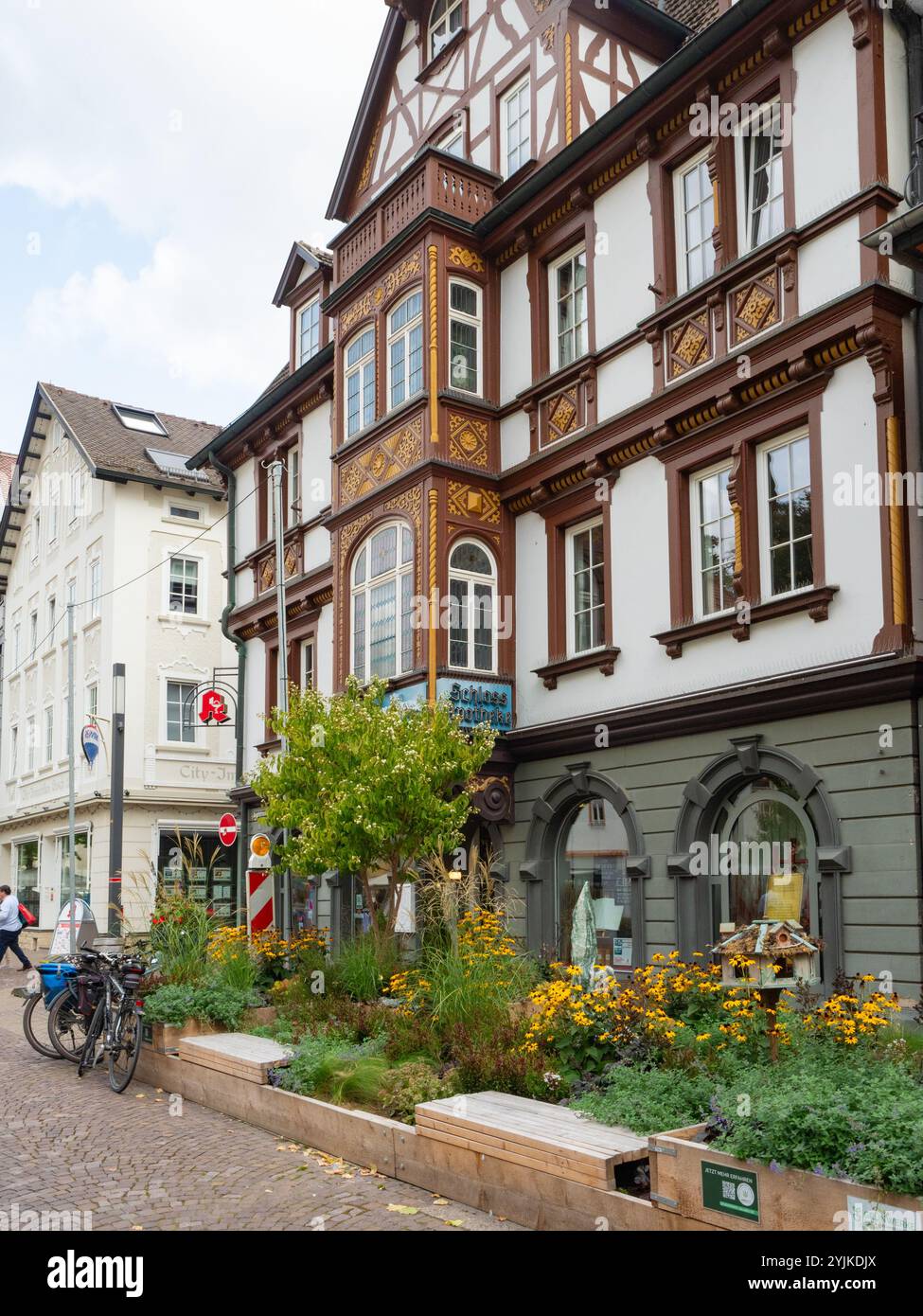 Heidenheim, Germania - 30 settembre 2023: Piccoli giardini pubblici di fronte a edifici storici Foto Stock
