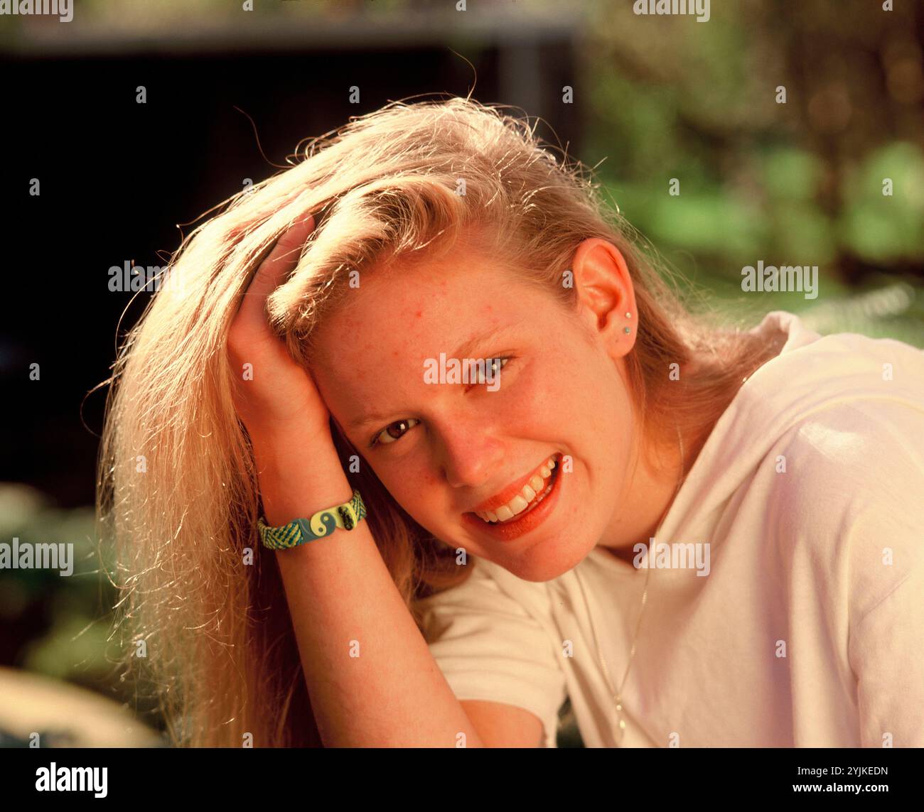 Ritratto all'aperto di una giovane donna. Foto Stock