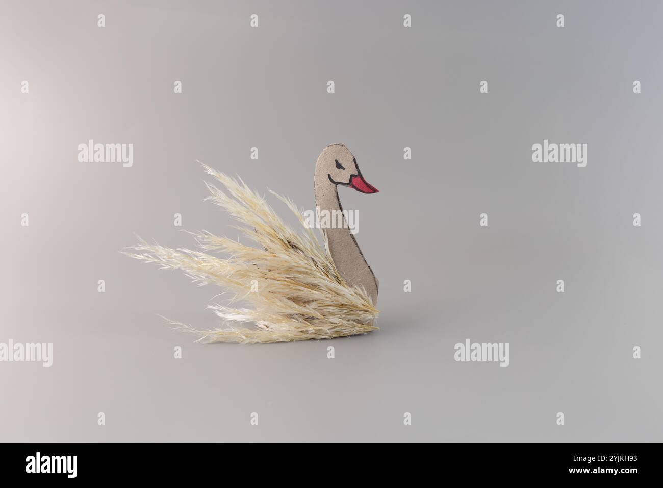 cigno astratto di uccello fatto di foglie secche autunnali, facile artigianato naturale per i bambini, tubi in rotoli di carta igienica vuoti riciclati, materiali di uso quotidiano si trasformano in cr Foto Stock